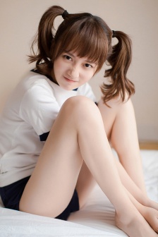 美女和帅哥接触
